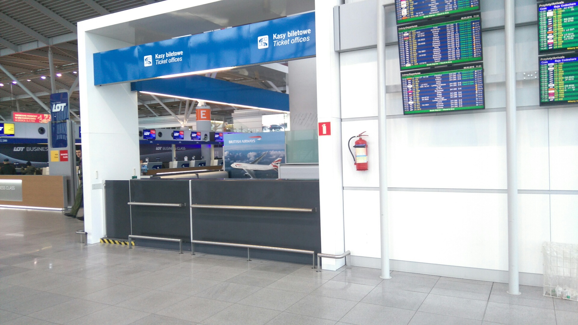 Dostawa i montaż pętli indukcyjnych dla osób słabosłyszących na Lotnisku Chopina w Warszawie