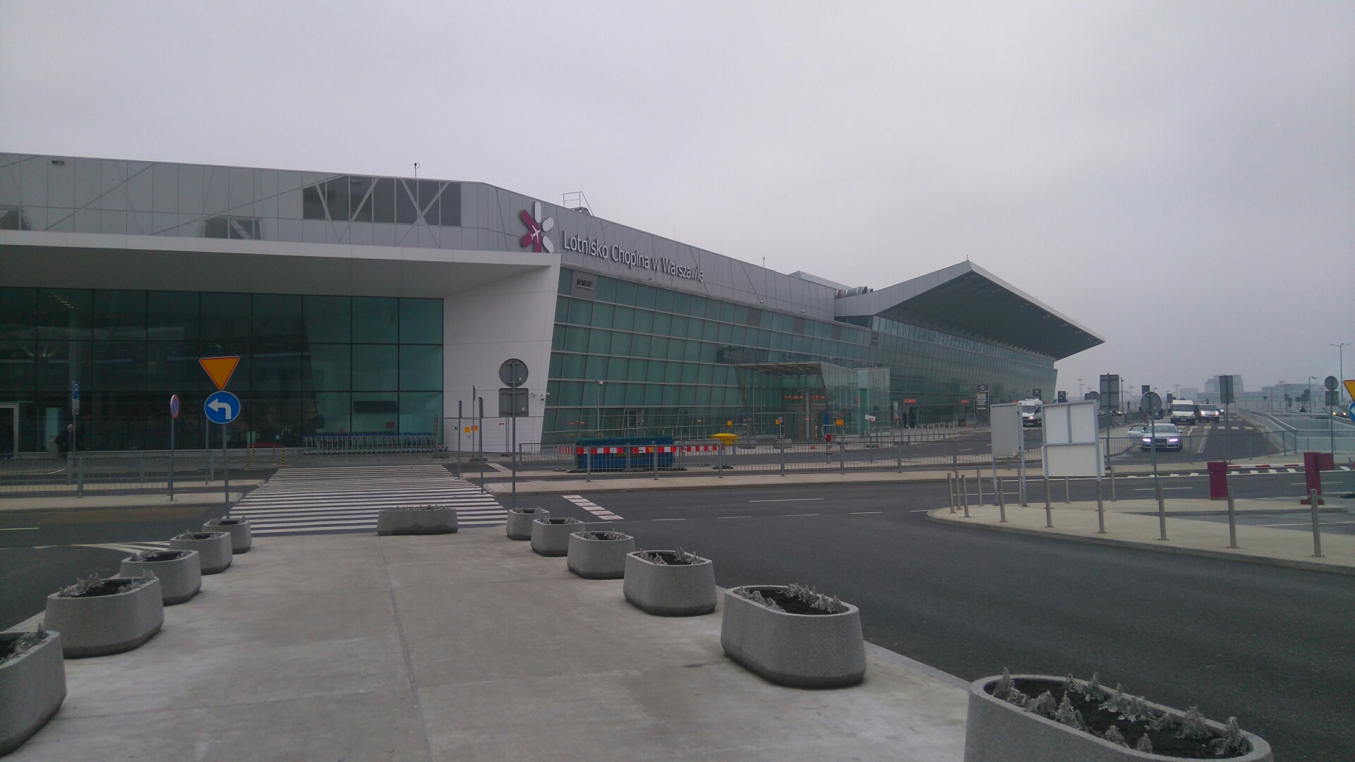 Dostawa i montaż pętli indukcyjnych dla osób słabosłyszących na Lotnisku Chopina w Warszawie